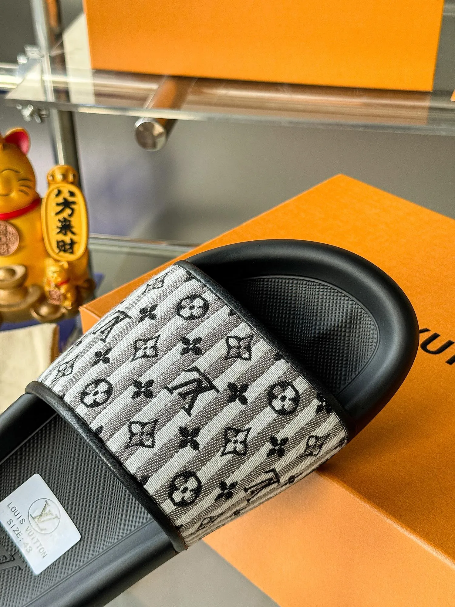 [L Home] P: 300💰 ▪️Shoe size: Women's 35-40 Men's 38-46▪️Packaging: Counter top quality~original packaging Louis Vuitton lv couple's monogram embossed slippers This season, Waterfront sandals return with a new look, and the upper buckle is embossed with Louis Vuitton's iconic Monogram pattern. Made of waterproof rubber with a comfortable and resilient insole. The lightweight, flexible outsole is embossed with the Louis Vuitton logo. Exquisitely packaged at the delivery counter 🛍📦 ▪️Fabric: Original molded rubber foam ▪️Sole: Original molded rubber foam outsole ▪️Sole thickness: 3CM.